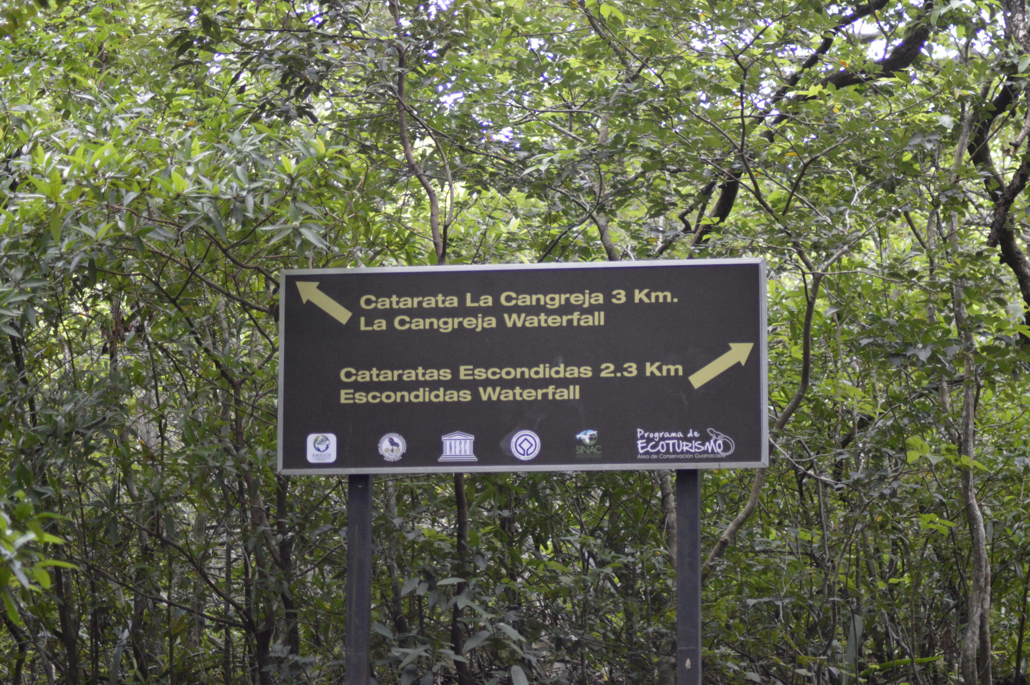 Sign to waterfalls in Rincon De Le Vieja National Park, Costa Rica