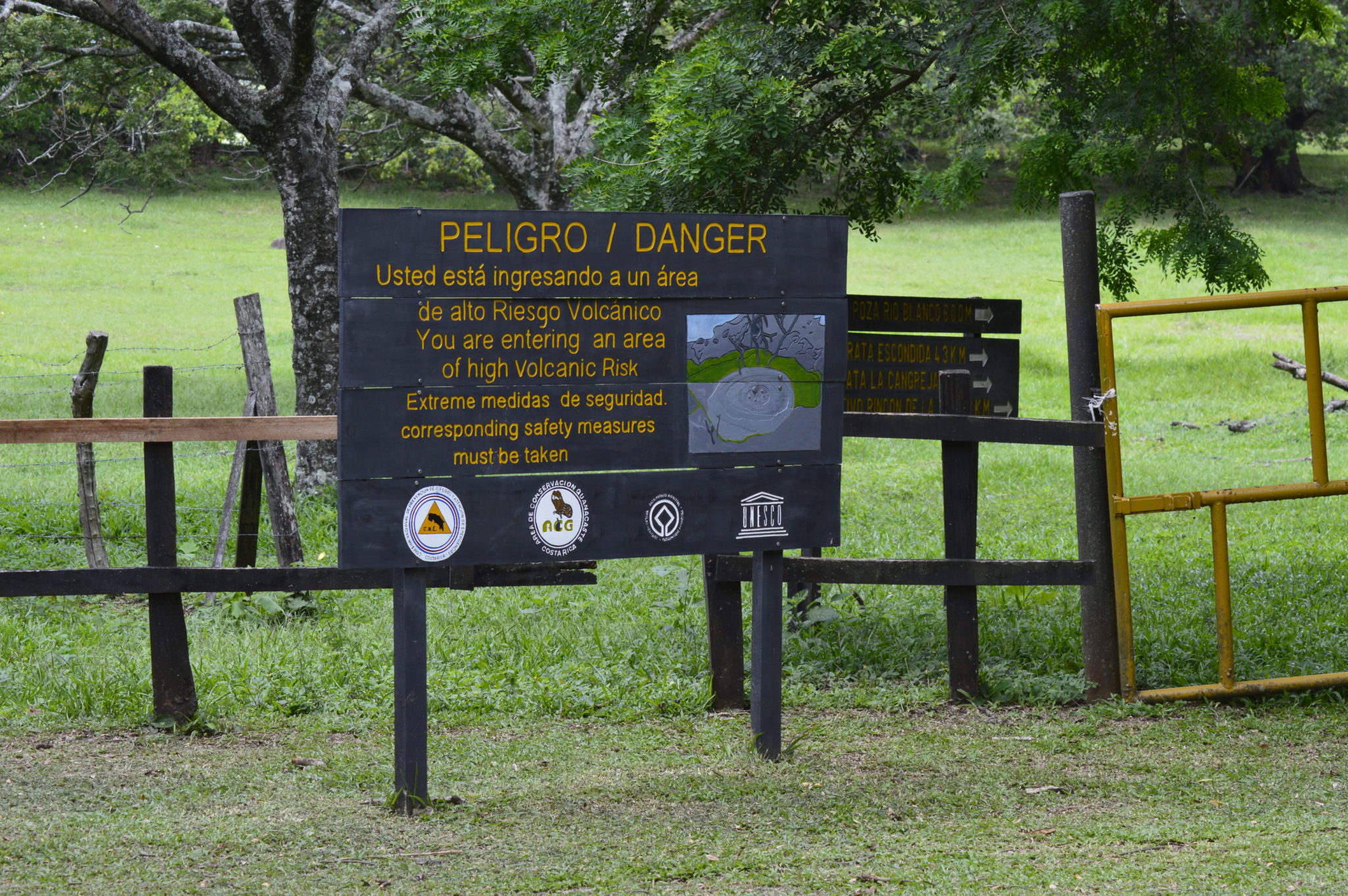 Warning sign on the La Cangreja Waterfall trail, Rincon De La Vieja National Park, Costa Rica